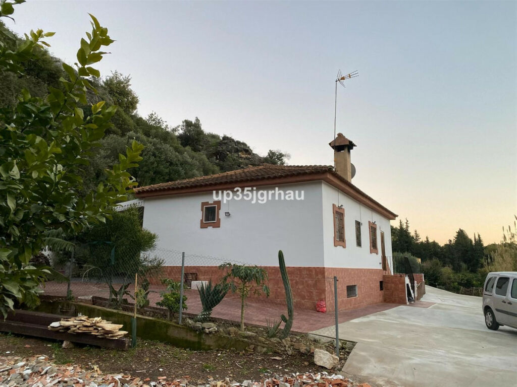 Detached Villa Estepona Málaga - image 36