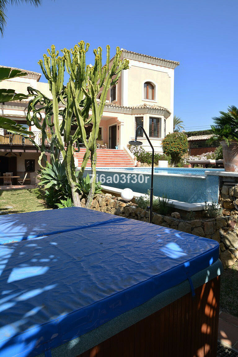 Detached Villa Nueva Andalucía Málaga - image 39