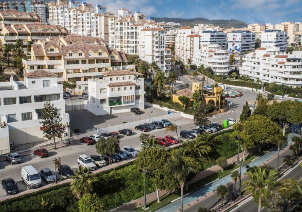 Middle Floor Apartment Estepona Málaga - image 4