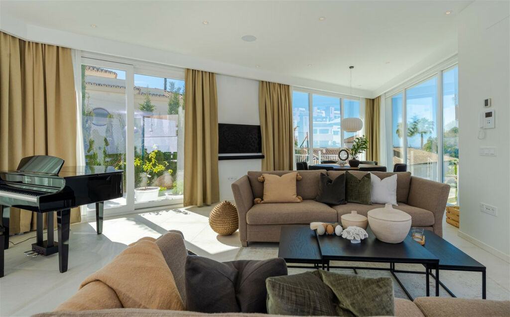 Detached Villa Riviera del Sol Málaga - image 4