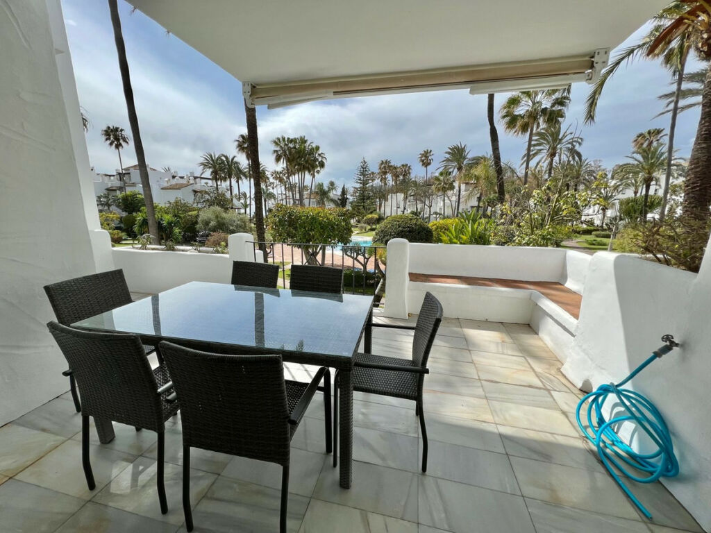 Middle Floor Apartment Estepona Málaga - image 4