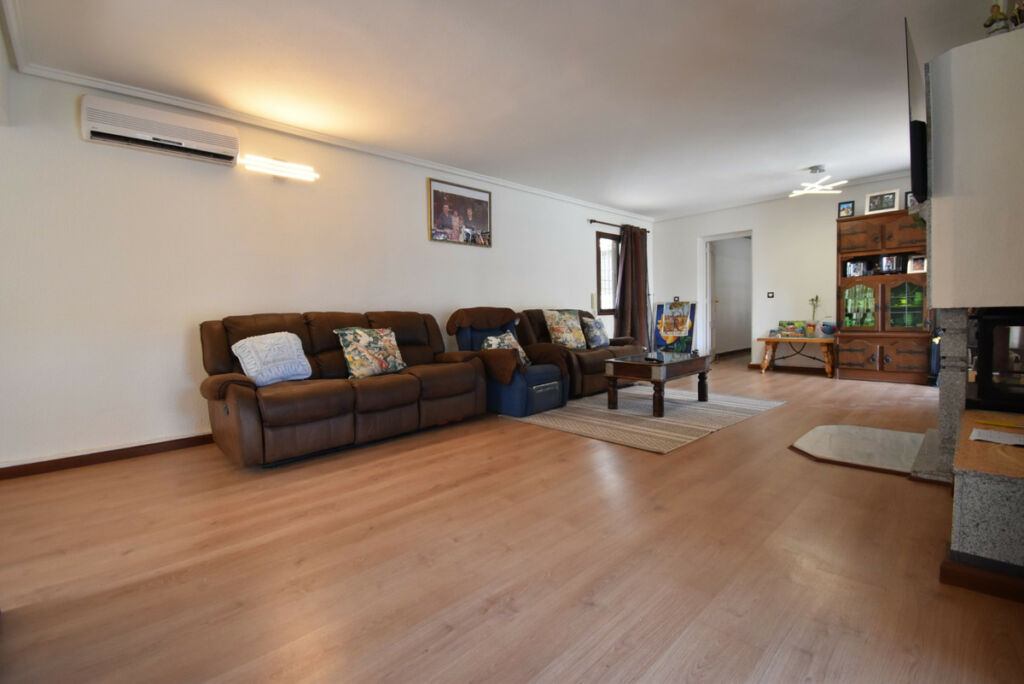 Detached Villa Villamartin Alicante - image 4