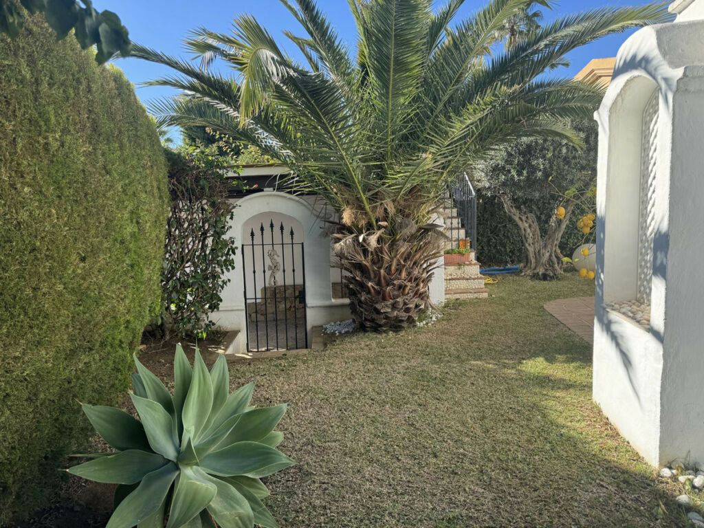 Detached Villa Bahía de Marbella Málaga - image 4