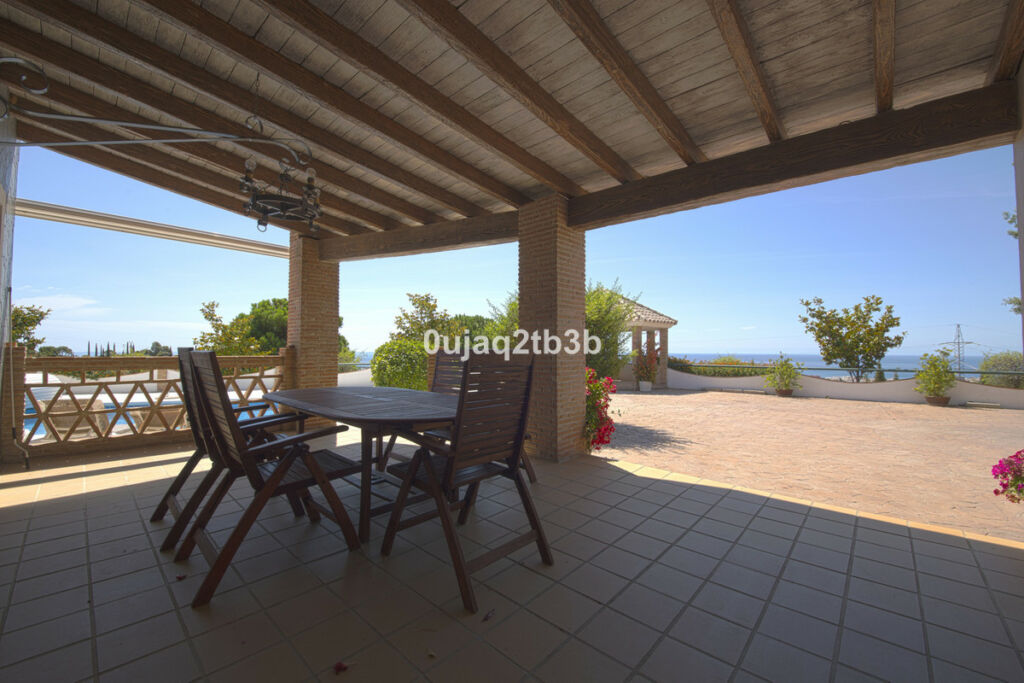 Detached Villa Estepona Málaga - image 4