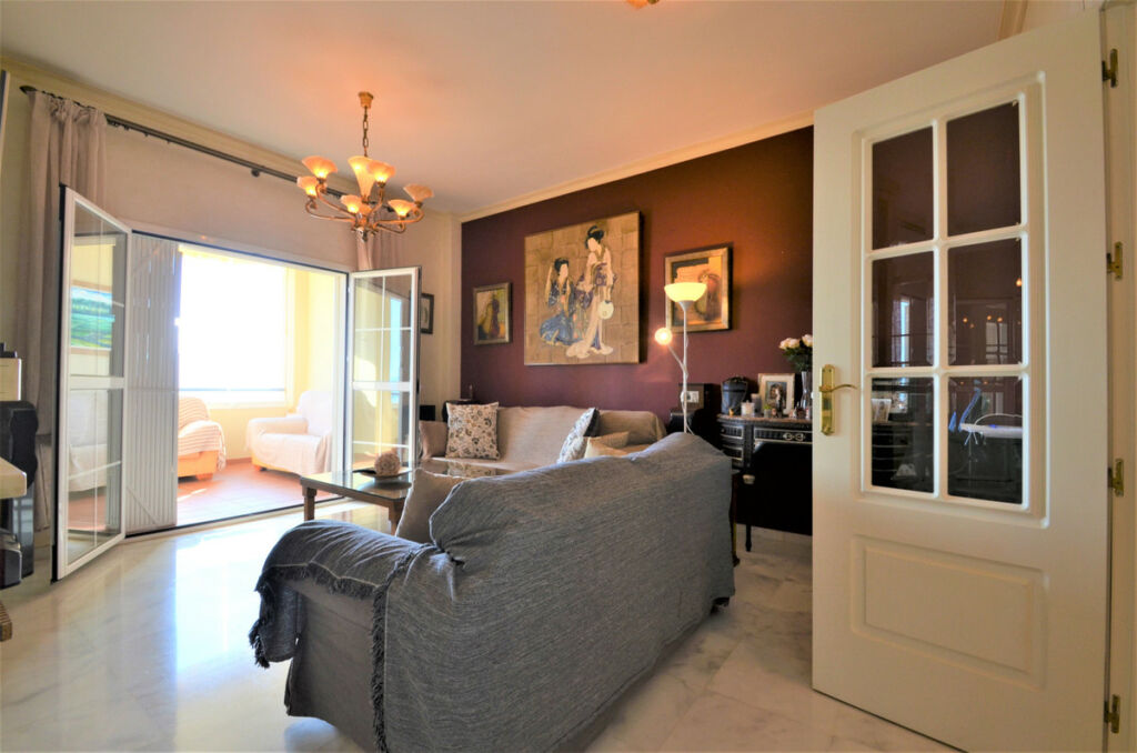 Middle Floor Apartment La Duquesa Málaga - image 4
