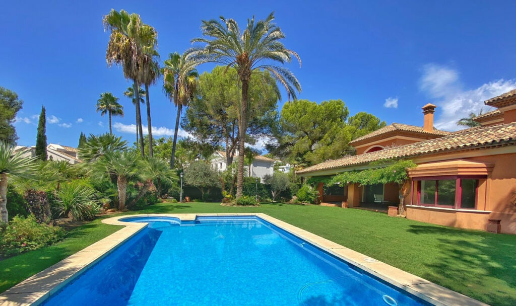 Detached Villa Sierra Blanca Málaga - image 4