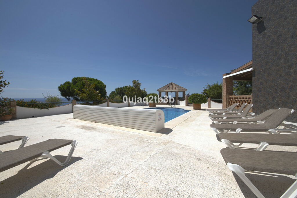 Detached Villa Estepona Málaga - image 5