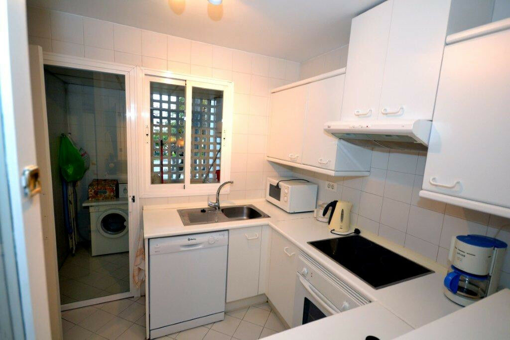 Middle Floor Apartment Estepona Málaga - image 5