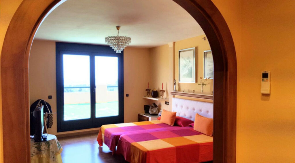 Detached Villa Estepona Málaga - image 5