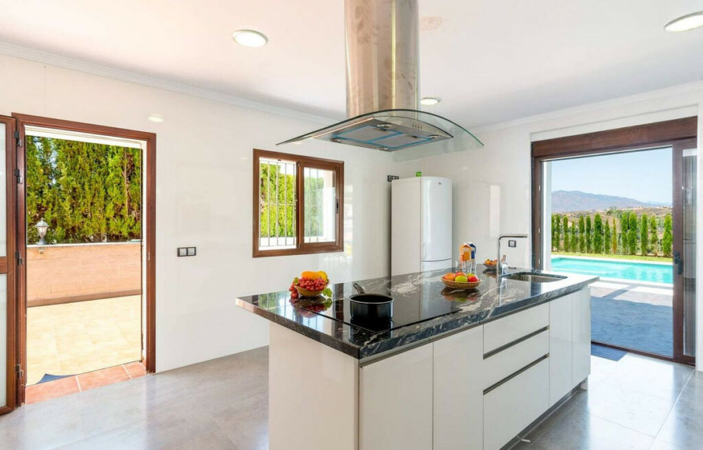Detached Villa Sierrezuela Málaga - image 5