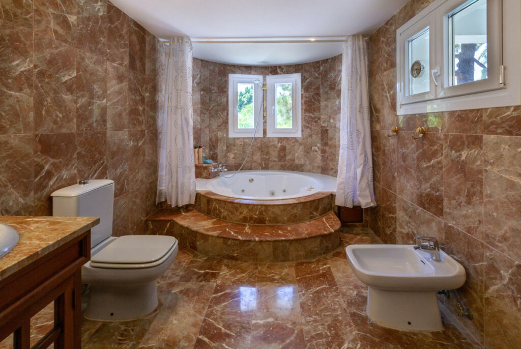 Detached Villa Sierra Blanca Málaga - image 5