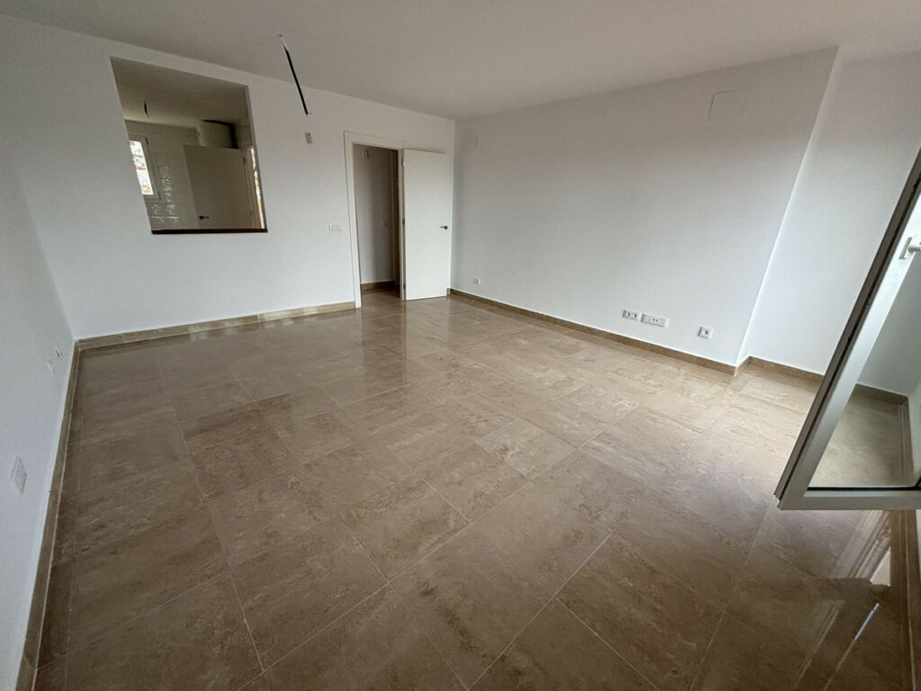 Middle Floor Apartment La Duquesa Málaga - image 5