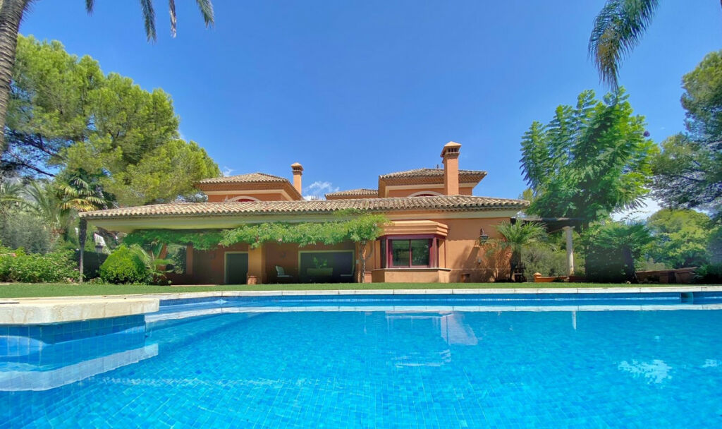 Detached Villa Sierra Blanca Málaga - image 3