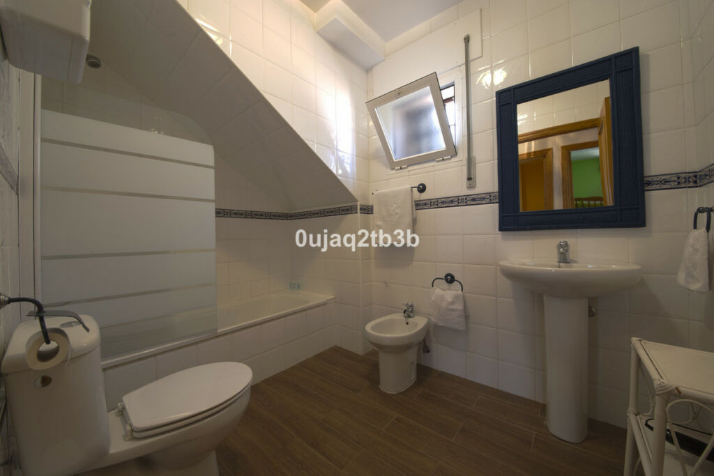 Detached Villa Estepona Málaga - image 6
