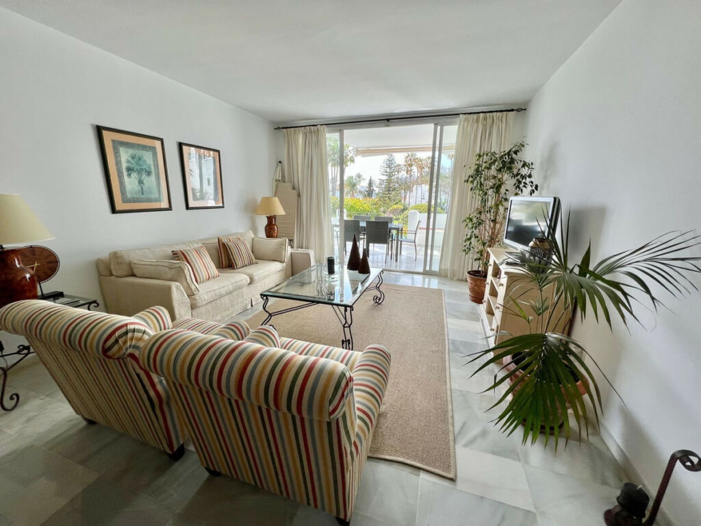 Middle Floor Apartment Estepona Málaga - image 6