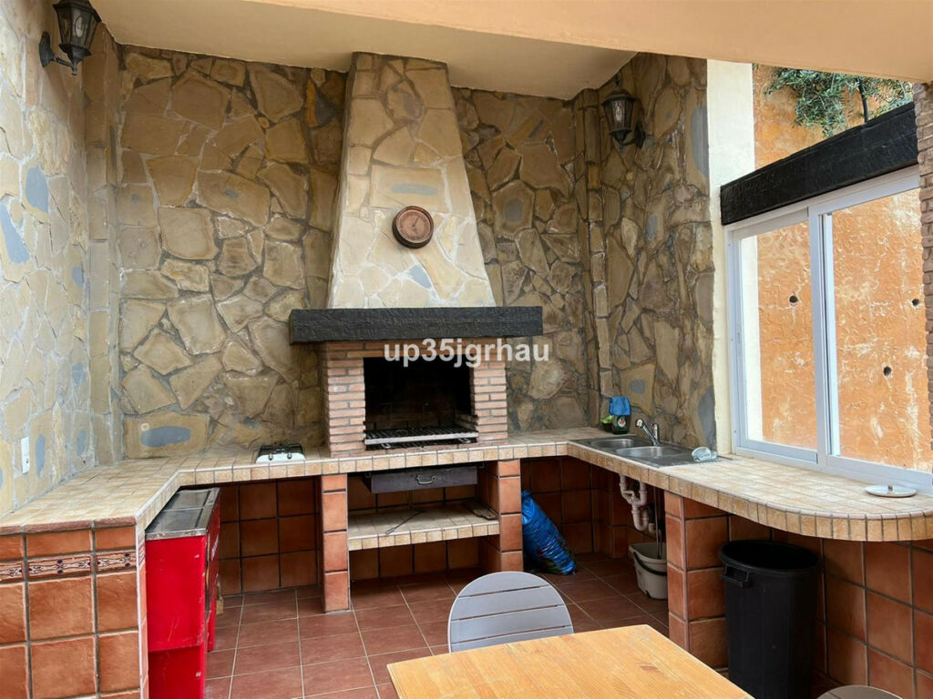 Detached Villa Estepona Málaga - image 6