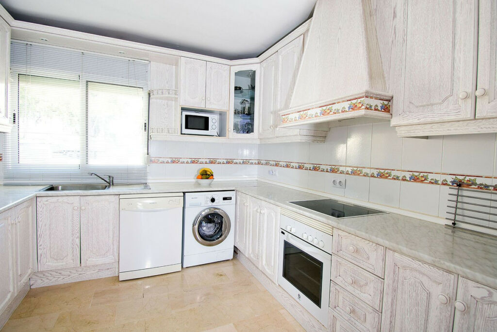 Middle Floor Apartment Torrenueva Málaga - image 5