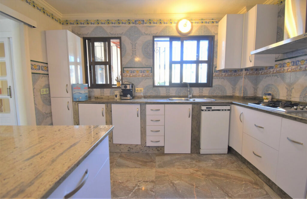 Detached Villa Villamartin Alicante - image 7