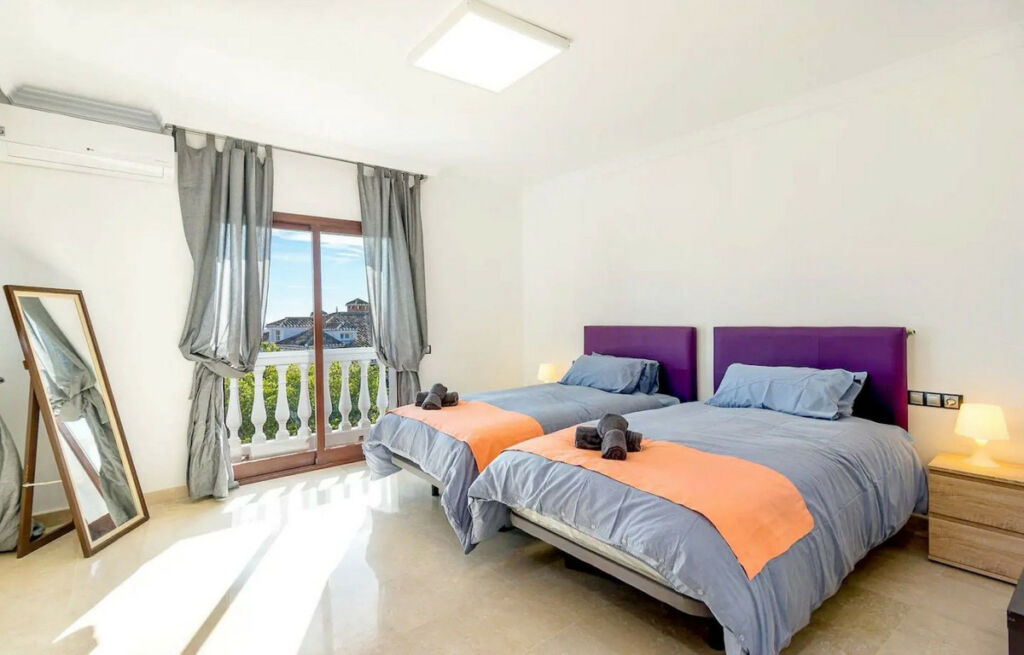 Detached Villa Sierrezuela Málaga - image 7