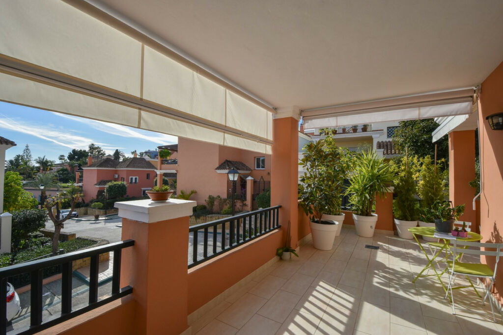 Townhouse Nueva Andalucía Málaga - image 5