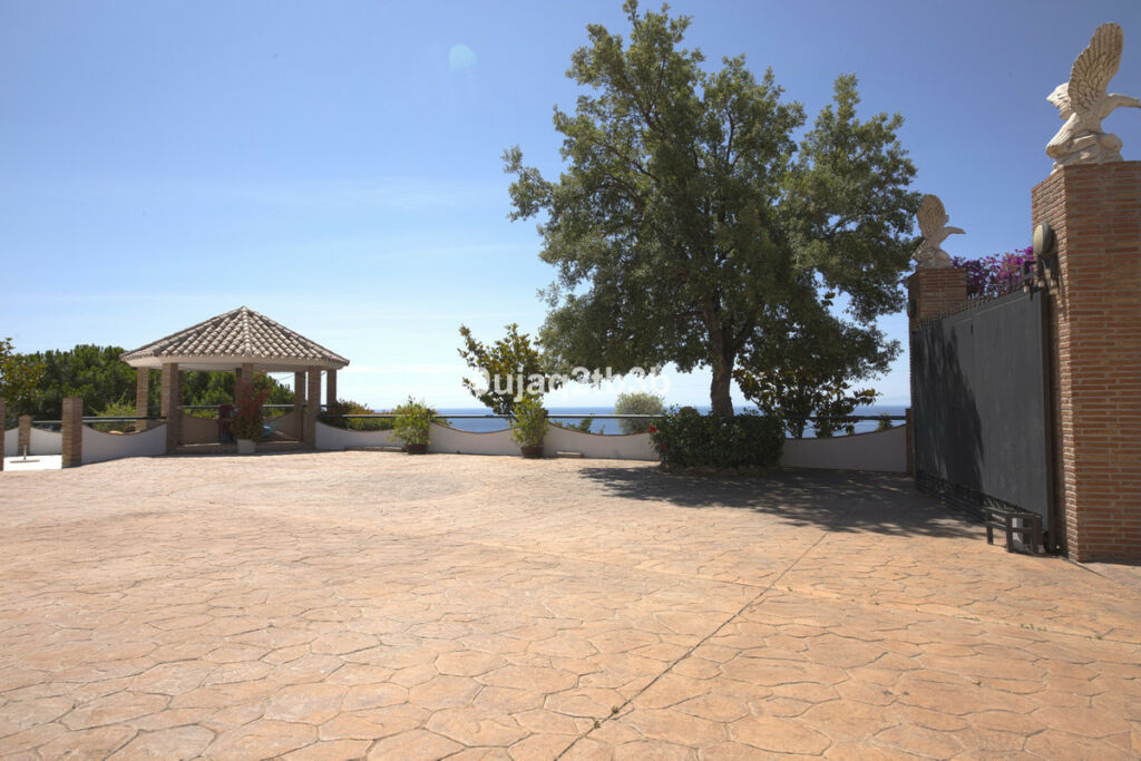 Detached Villa Estepona Málaga - image 7