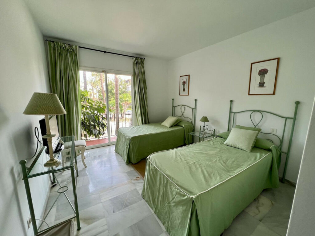 Middle Floor Apartment Estepona Málaga - image 7