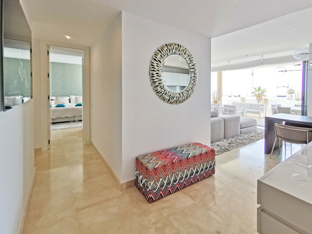 Middle Floor Apartment Cabopino Málaga - image 8