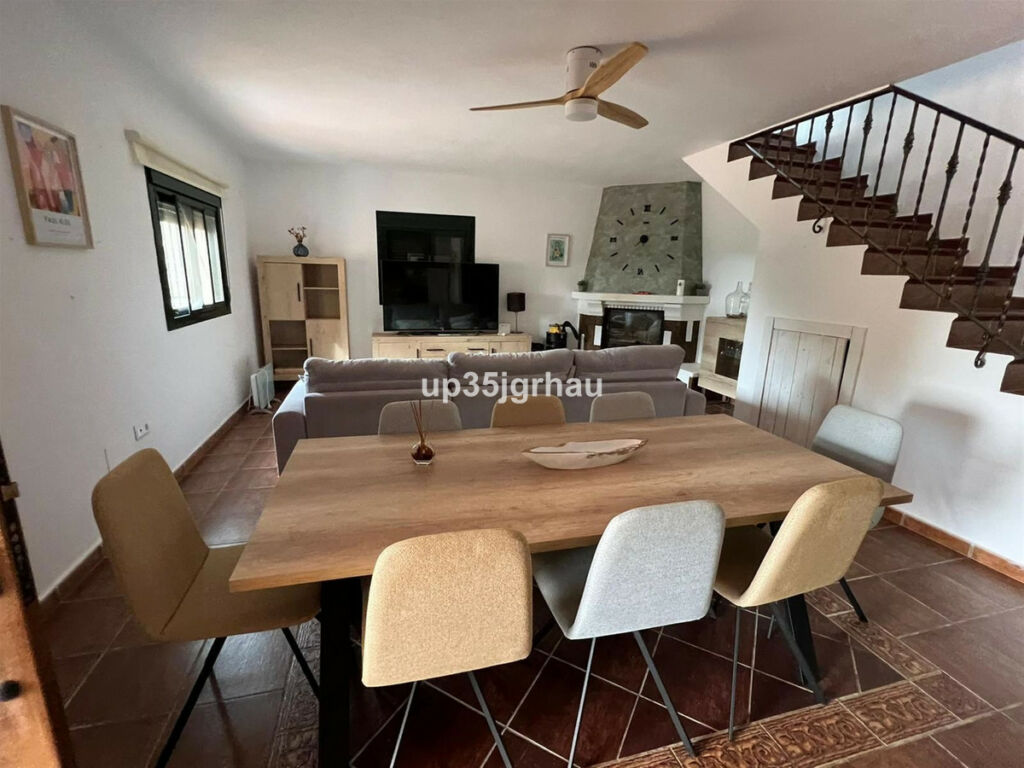 Detached Villa Estepona Málaga - image 8