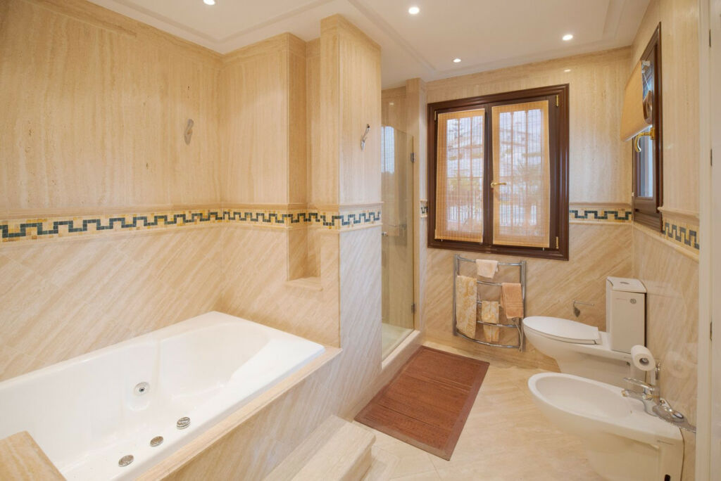 Ground Floor Apartment The Golden Mile Málaga - image 8