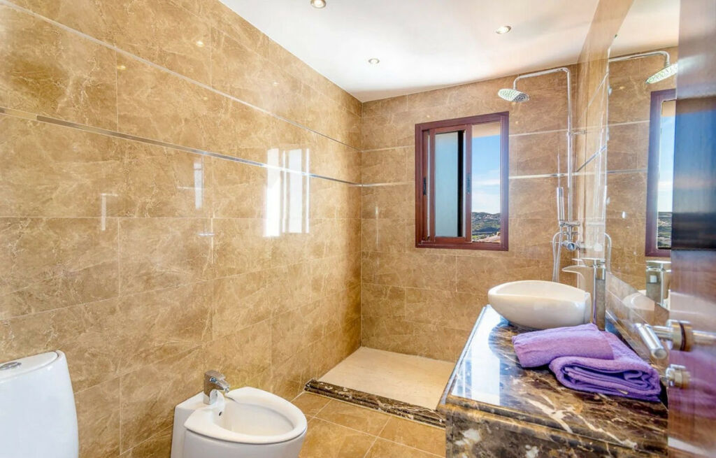 Detached Villa Sierrezuela Málaga - image 8