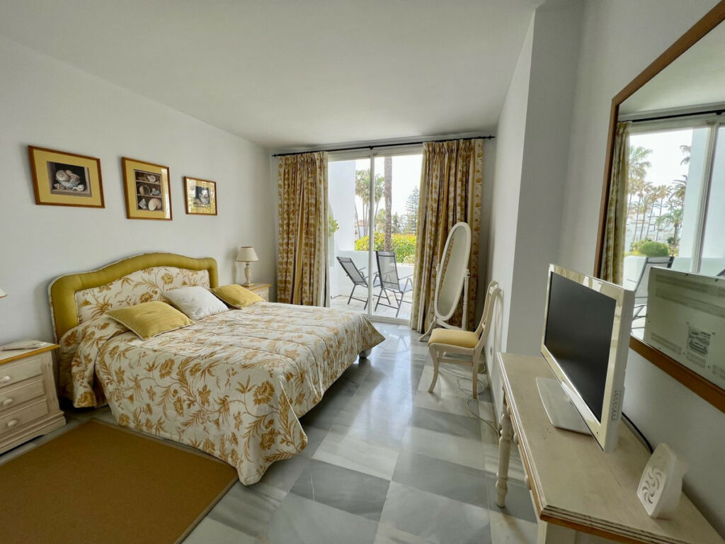 Middle Floor Apartment Estepona Málaga - image 8