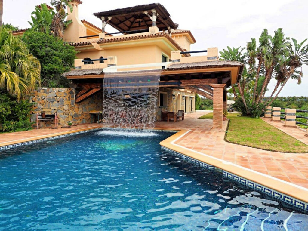 Detached Villa Estepona Málaga - image 9
