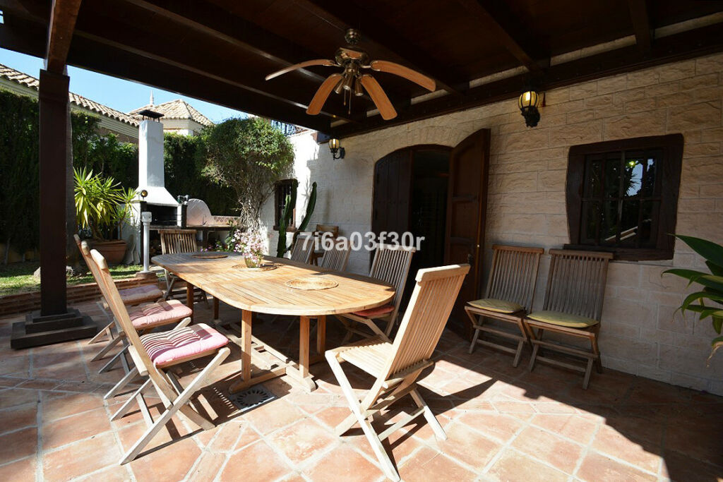 Detached Villa Nueva Andalucía Málaga - image 9