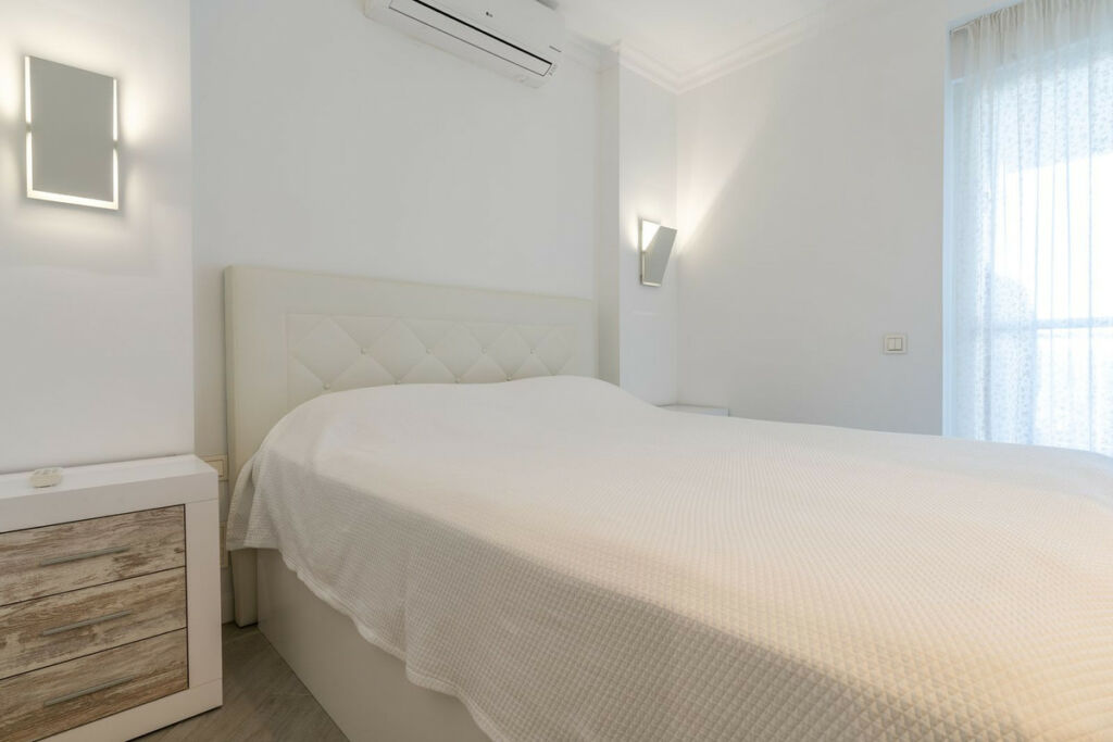 Middle Floor Apartment Calahonda Málaga - image 9