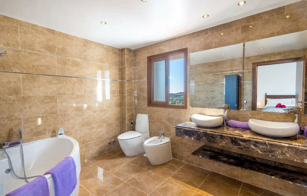 Detached Villa Sierrezuela Málaga - image 9