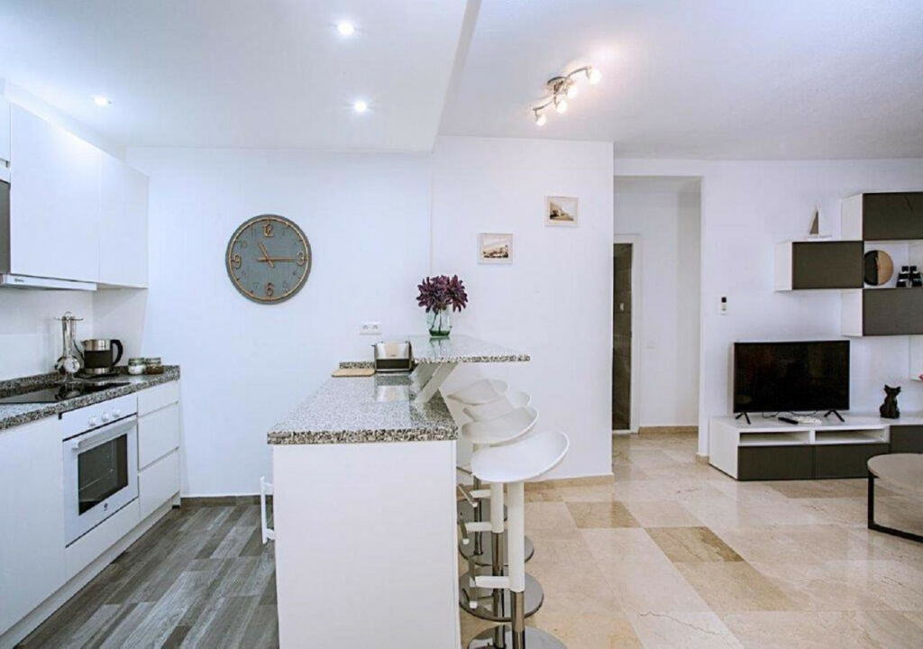 Middle Floor Apartment Estepona Málaga - image 9