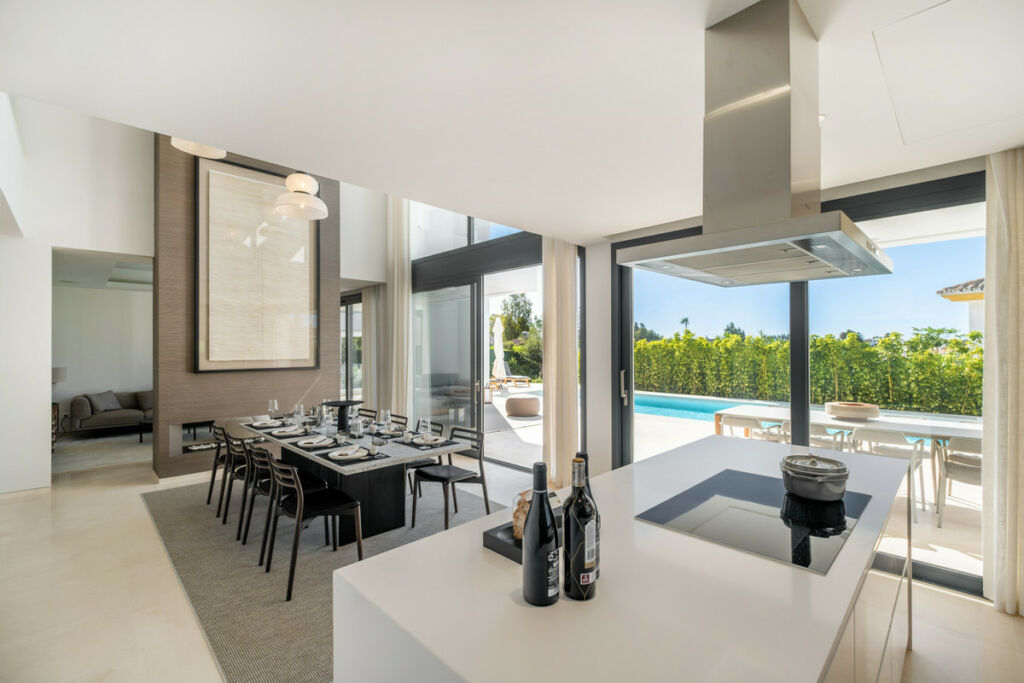 Detached Villa Estepona Málaga - image 4