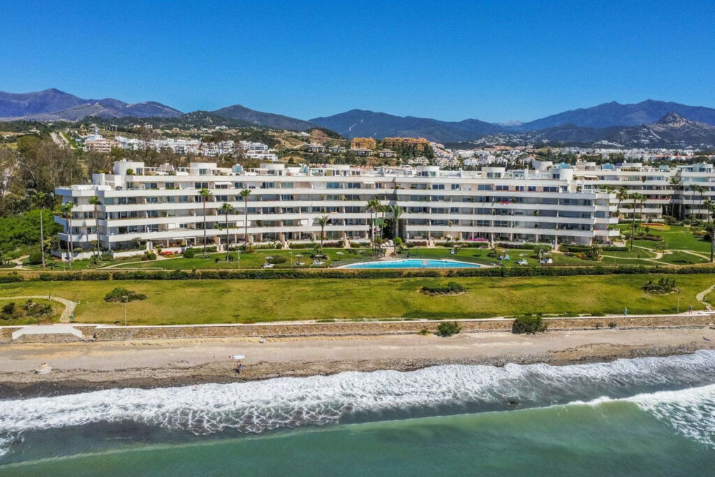 Middle Floor Apartment Estepona Málaga - image 4