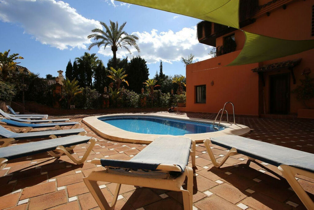 Middle Floor Apartment Estepona Málaga