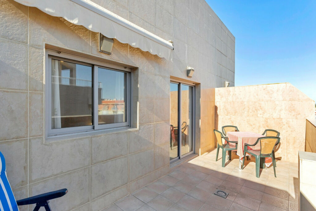 Middle Floor Apartment Torrevieja Alicante - image 2