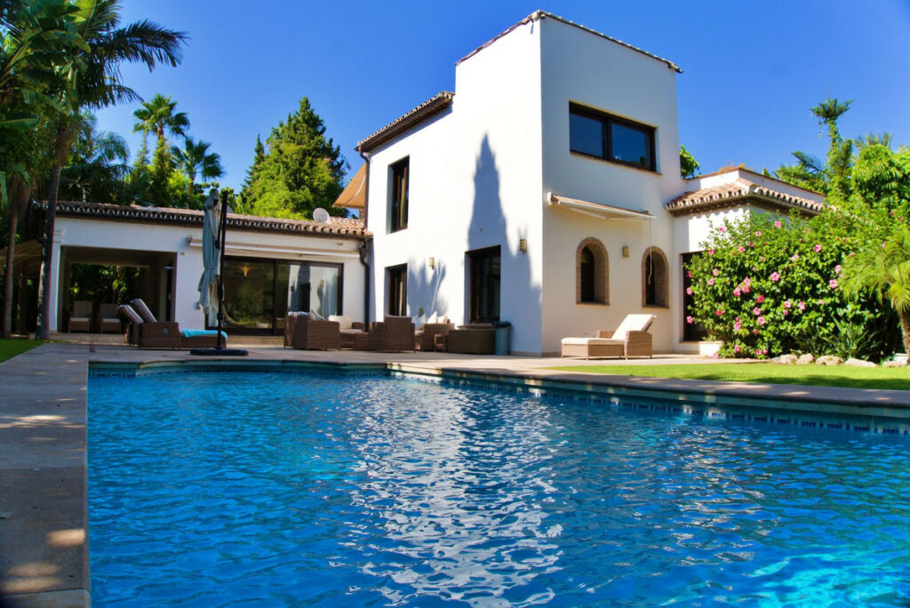 Detached Villa Aloha Málaga - image 2