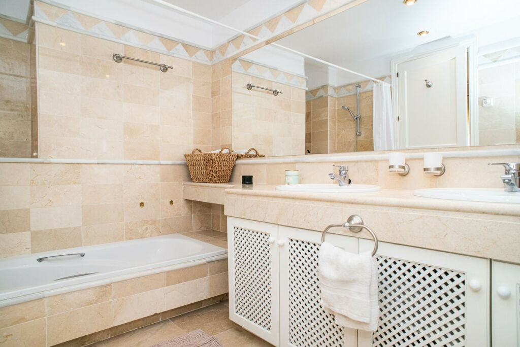 Middle Floor Apartment Elviria Málaga - image 10