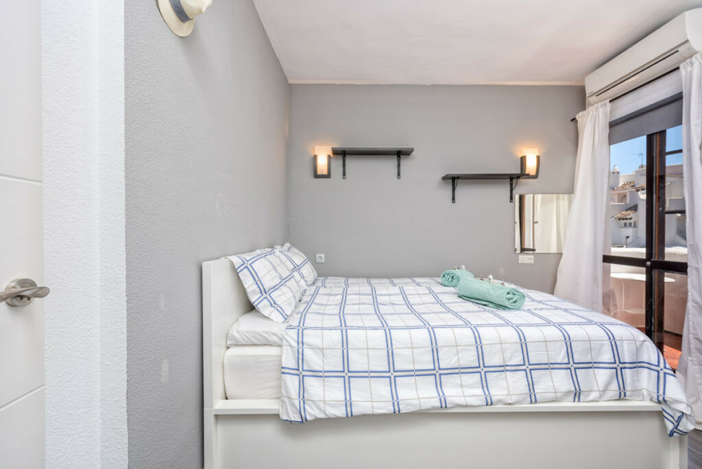 Middle Floor Apartment Calahonda Málaga - image 10
