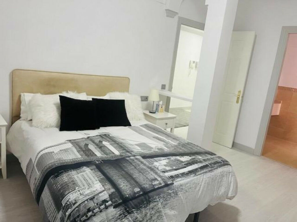 Middle Floor Apartment Estepona Málaga - image 11