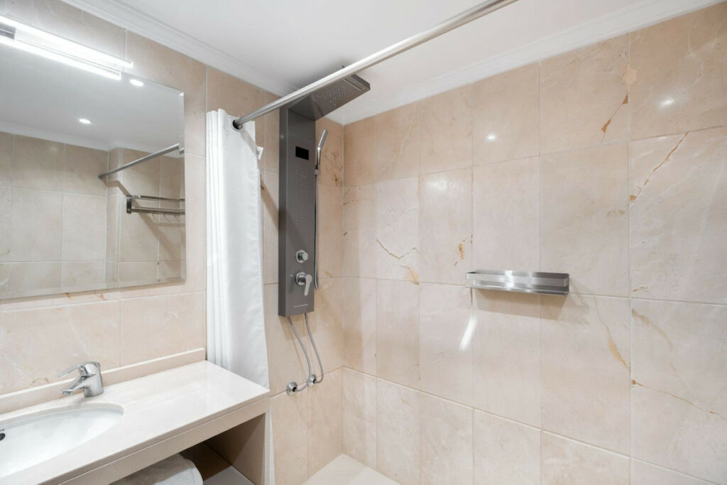 Middle Floor Apartment Nueva Andalucía Málaga - image 12