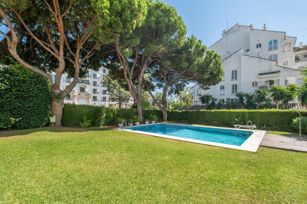 Middle Floor Apartment Nueva Andalucía Málaga - image 13