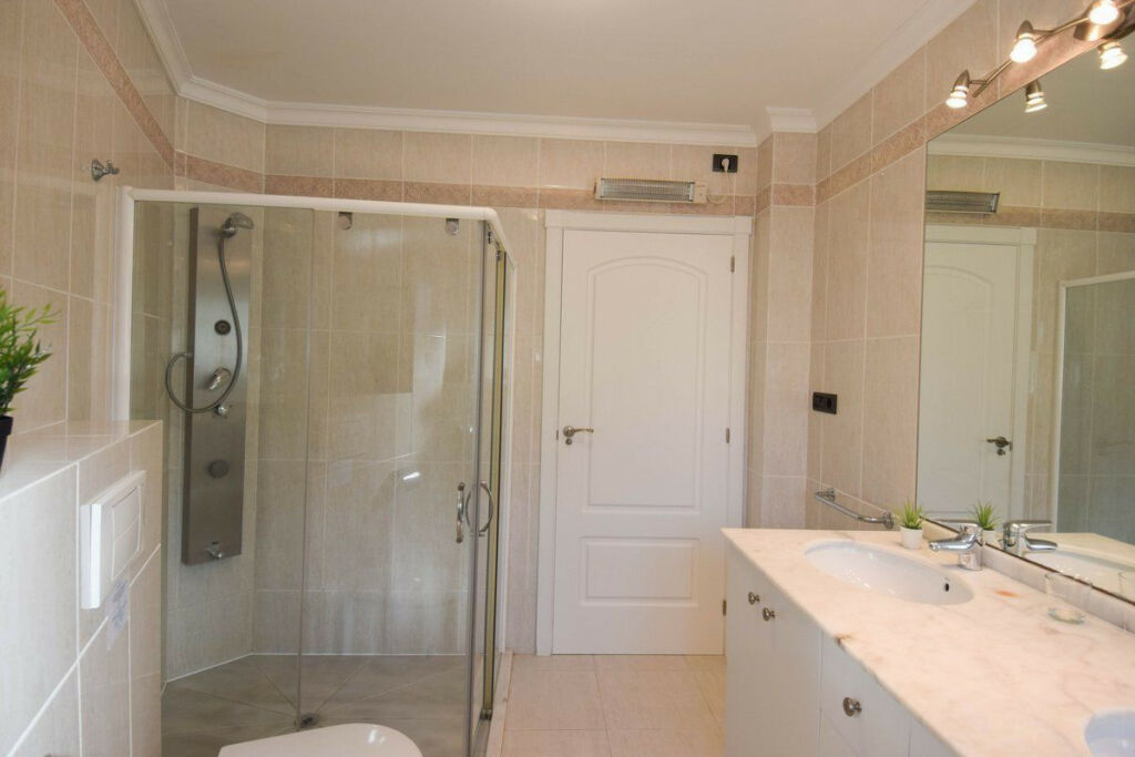 Middle Floor Apartment La Fustera Alicante - image 13