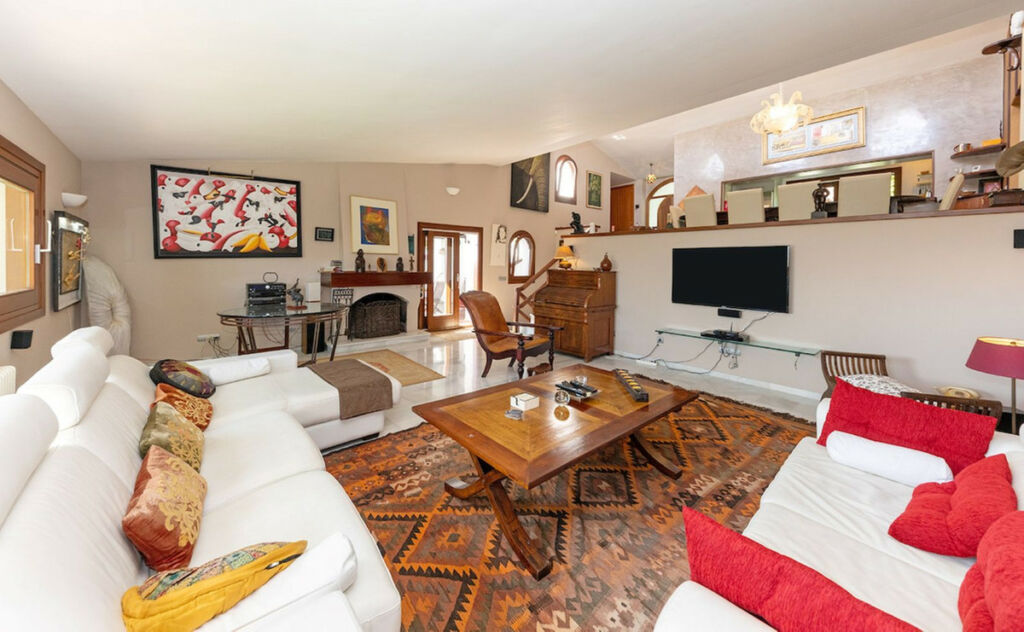 Detached Villa Nueva Andalucía Málaga - image 11