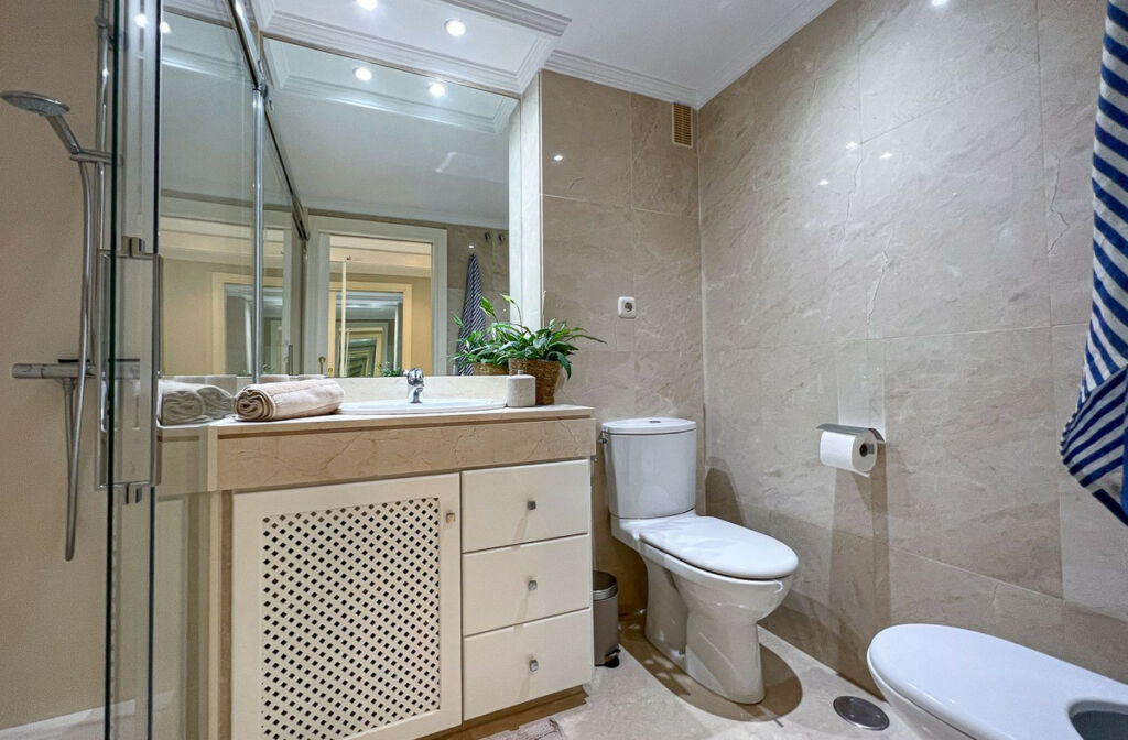 Middle Floor Apartment New Golden Mile Málaga - image 14