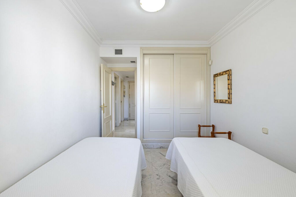 Middle Floor Apartment Puerto Banús Málaga - image 17